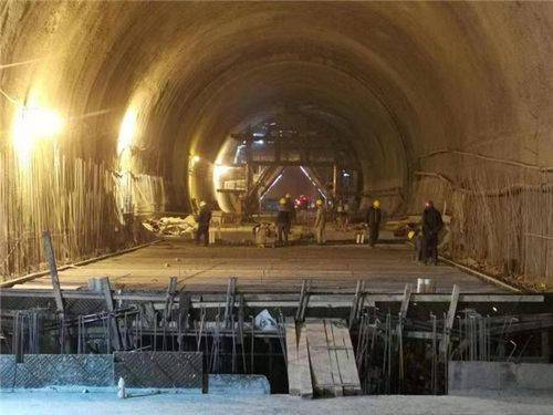 郑万铁路唯一隧道洞内桥梁施工完成 双线架桥通过溶洞属重庆首例